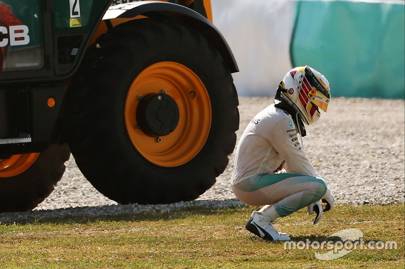 Lewis Hamilton, Mercedes AMG F1 W07 Hybrid si ritira dalla gara dopo la rottura del motore