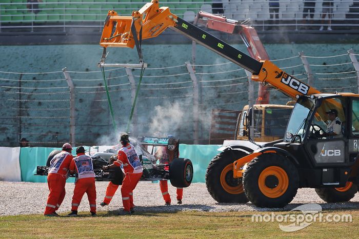 Lewis Hamilton, Mercedes AMG F1 W07 Hybrid truena su motor y se retira de la carrera
