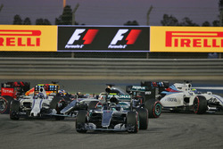 Start zum Rennen: Nico Rosberg, Mercedes AMG F1 Team W07; Valtteri Bottas, Williams FW38 und Lewis Hamilton, Mercedes AMG F1 Team W07, Unfall