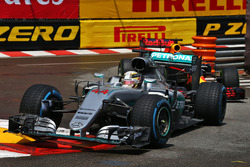 Льюїс Хемілтон, Mercedes AMG F1 W07 Hybrid випереджає Даніеля Ріккардо, Red Bull Racing RB12