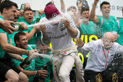 Победитель гонки - Льюис Хэмилтон, Mercedes AMG F1 празднует с доктором Дитрихом Цетше, генеральным