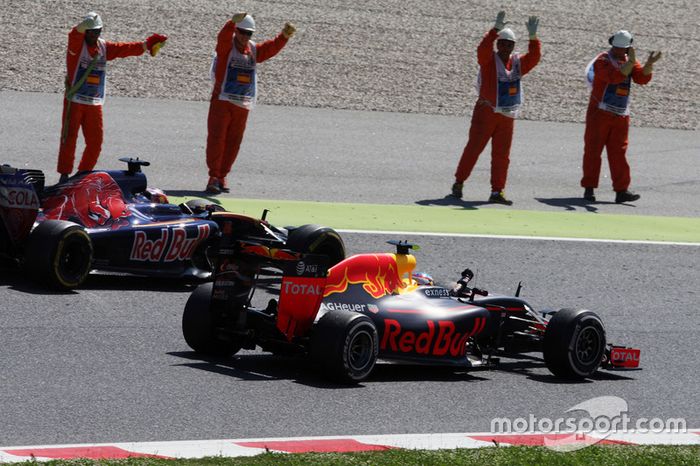 El GP de España 2016 fue especial para las dos escuderías de Red Bull. Para esa carrera (y en adelante), subieron a Max Verstappen al primer equipo y bajaron a Kvyat al 'B'. Verstappen respondió ganando a la primera, logrando el récord de precocidad de un vencedor en F1. Y, en una dulce curiosidad, Kvyat dio en ese gran premio a Toro Rosso la única vuelta rápida del equipo en la máxima categoría.