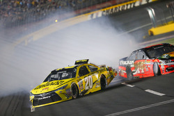 Crash: Matt Kenseth, Joe Gibbs Racing Toyota, und Tony Stewart, Stewart-Haas Racing Chevrolet