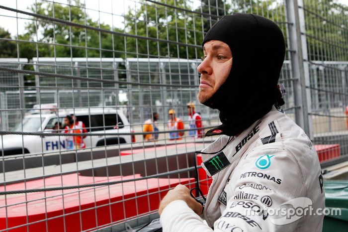 Nico Rosberg, Mercedes AMG F1 se detiene en la segunda práctica