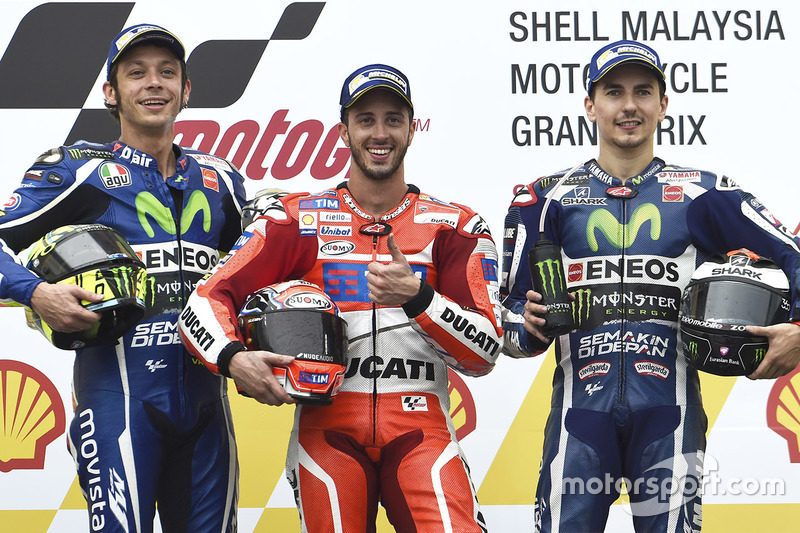 Ganador de la carrera Andrea Dovizioso, Ducati Team, segundo Valentino Rossi, Yamaha Factory Racing,