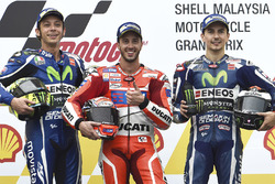 Переможець гонки Андреа Довіціозо, Ducati Team, друге місце Валентино Россі, Yamaha Factory Racing,