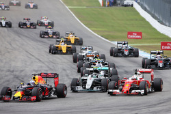 Daniel Ricciardo, Red Bull Racing RB12; Nico Rosberg, Mercedes AMG F1 W07 Hybrid; Sebastian Vettel,