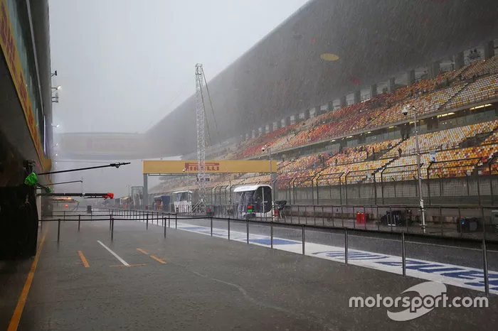 Fuerte lluvia en los pits