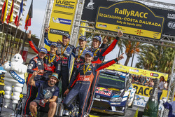 Ganadores Sébastien Ogier, Julien Ingrassia, Volkswagen Polo WRC, Volkswagen Motorsport; Daniel Sordo, Marc Marti, Hyundai i20 WRC, Hyundai Motorsport; Thierry Neuville, Nicolas Gilsoul, Hyundai i20 WRC, Hyundai Motorsport con Oscar Sampayo