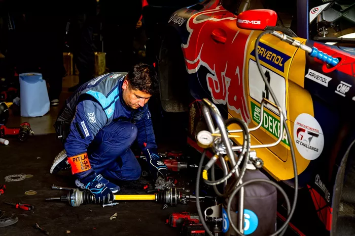 #3 Mercedes-AMG Team Verstappen Racing, Mercedes AMG GT3 EVO broken drive shaft 