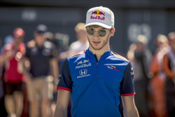 Pierre Gasly, Scuderia Toro Rosso lors de la parade des pilotes