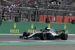 Lewis Hamilton, Mercedes-AMG F1 W09 con la bandera a cuadros