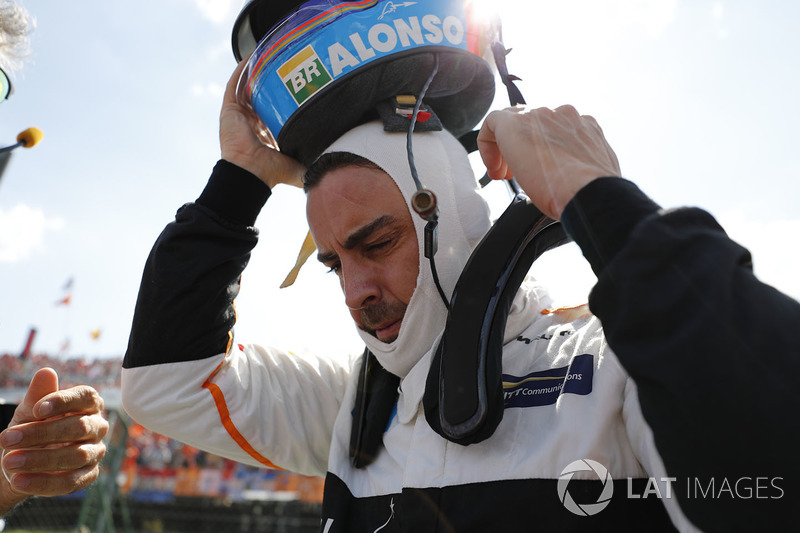 Fernando Alonso, McLaren, se pone el casco