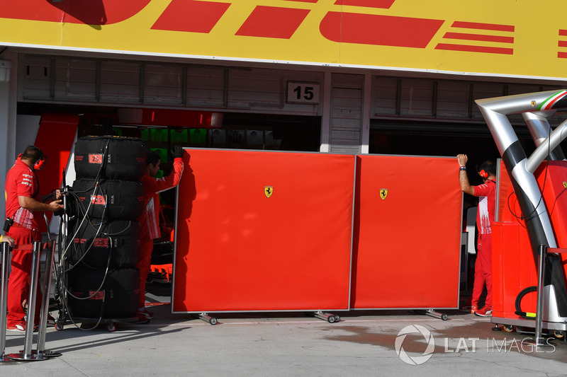 Des écrans dans le garage Ferrari