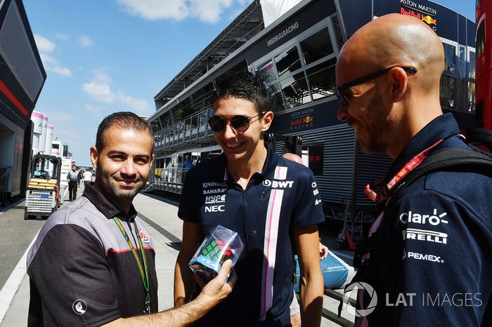 Esteban Ocon, Force India F1 con Tom Castermans, de los cascos Bell y cubos de Rubik
