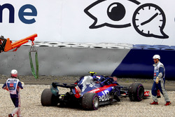 Pierre Gasly, Toro Rosso STR13 aracı kaldırılıyor