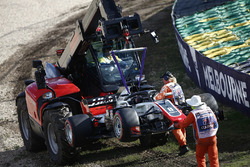 Les commissaires dégagent la voiture de Romain Grosjean, Haas F1 Team VF-18 Ferrari, du circuit