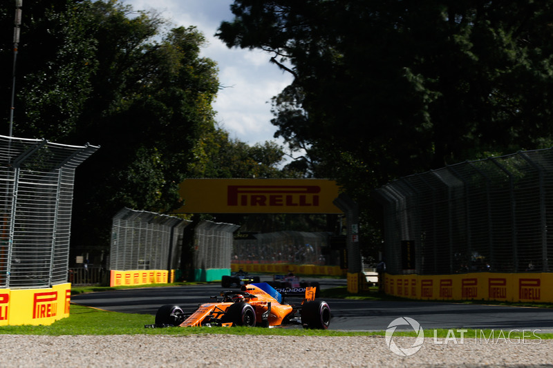 Stoffel Vandoorne, McLaren MCL33 Renault, Sergio Perez, Force India VJM11 Mercedes, y Valtteri Bottas, Mercedes AMG F1 W09