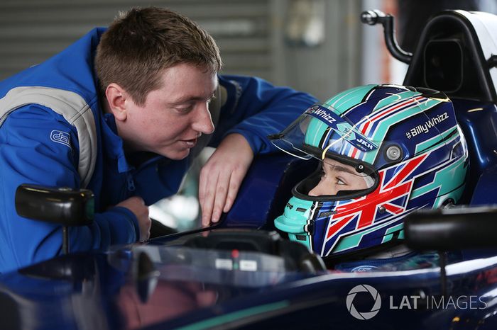 Billy Monger en su coche de carreras regreso a probar el Carlin MSV Fórmula 3