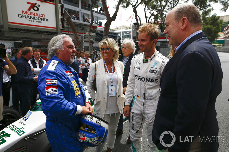 Koke Rosberg is reunited with his 1982 Williams FW08 Cosworth in a demonstration run with son Nico Rosberg, who took the wheel of his 2016 Mercedes W07 Hybrid. Prince Albert speaks to the pair on the grid