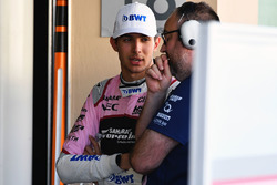 Гонщик Sahara Force India F1 Эстебан Окон и главный инженер команды Том МакКаллоу