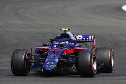 Pierre Gasly, Toro Rosso STR13, with a broken front wing