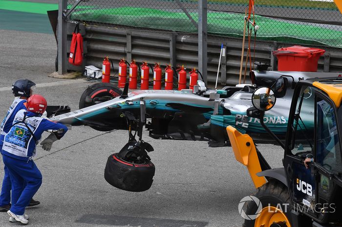 El coche chocado de Lewis Hamilton, Mercedes-Benz F1 W08 es removido