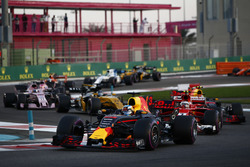 Старт гонки: Даниэль Риккардо, Red Bull Racing RB13, Кими Райкконен, Ferrari SF70H, Макс Ферстаппен,