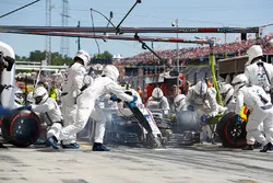 Lance Stroll, Williams FW40, makes a stop
