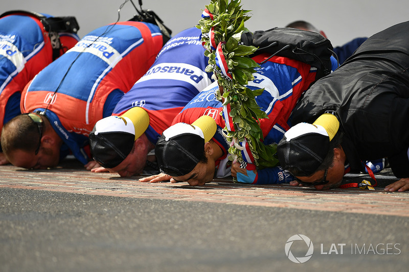 Takuma Sato, Andretti Autosport Honda celebrates the win on track with Michael Andretti, Andretti Autosport team owner kissing the yard of bricks