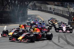 Daniel Ricciardo, Red Bull Racing RB13 and Max Verstappen, Red Bull Racing RB13 at the start of the race