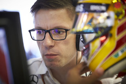 Инженер Mercedes AMG F1 Энди Шовлин и руководитель команды Тото Вольф