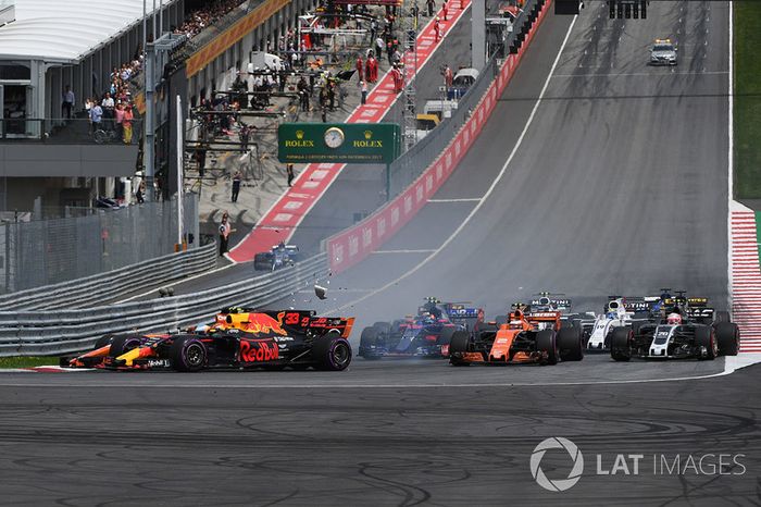 Max Verstappen, Red Bull Racing RB13, Fernando Alonso, McLaren MCL32, Daniil Kvyat, Scuderia Toro Rosso STR12 collide