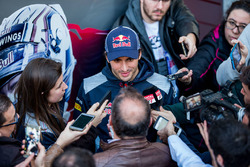 Carlos Sainz Jr., Scuderia Toro Rosso avec les médias