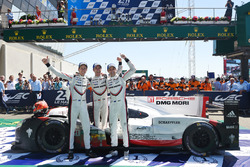 Переможці: Тімо Бернхард, Ерл Бамбер і Брендон Хартлі, Porsche Team