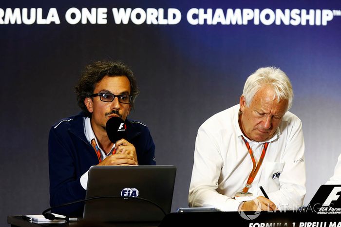 Laurent Mekies, Director de carrera adjunta de F1, FIA, Charlie Whiting, Director de carrera FIA anfitrión una conferencia de prensa sobre la introducción del halo