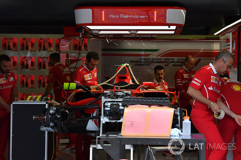 Ferrari SF70-H in assemblaggio nel box