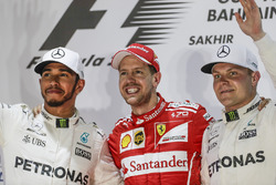 Подіум: друге місце Льюїс Хемілтон, Mercedes AMG F1, переможець гонки Себастьян Феттель, Ferrari, тр