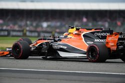 Stoffel Vandoorne, McLaren MCL32 y Daniel Ricciardo, Red Bull Racing RB13 lucha por la posición