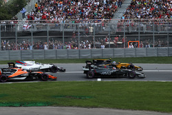 Romain Grosjean, Haas F1 Team VF-17, Jolyon Palmer, Renault Sport F1 Team RS17, Stoffel Vandoorne, McLaren MCL32 and Lewis Hamilton, Mercedes-Benz F1 W08 at the start of the race