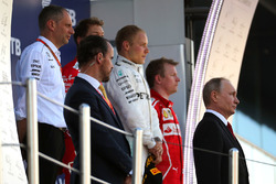 Vladimir Putin, President of Russia, race winner Valtteri Bottas, Mercedes AMG F1, Sebastian Vettel, Ferrari, Kimi Raikkonen, Ferrari, Tony Ross, Mercedes AMG F1 Race Engineer
