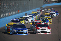 Start: Alex Bowman, Hendrick Motorsports Chevrolet, Kyle Larson, Chip Ganassi Racing Chevrolet lead