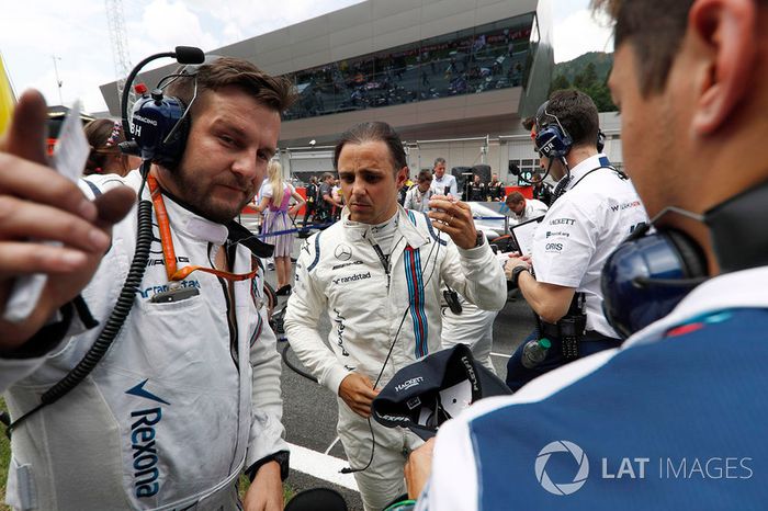 Felipe Massa teve um quali para esquecer, largando na 17ª posição, mas mesmo assim, conseguiu chegar à zona de pontos, em nono lugar.