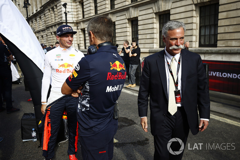 Max Verstappen, Red Bull Racing; Chase Carey, Formel-1-Chef