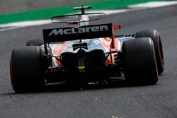 Fernando Alonso, McLaren MCL32, throws up some sparks
