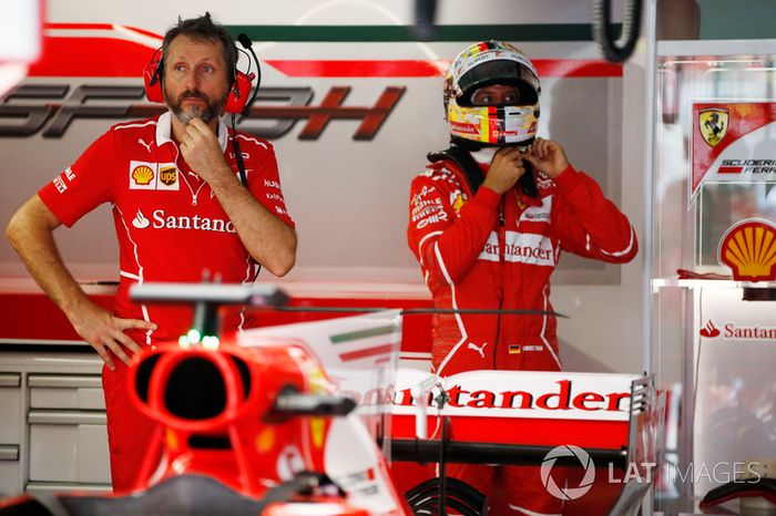 Sebastian Vettel, Ferrari, y un mecánico del equipo