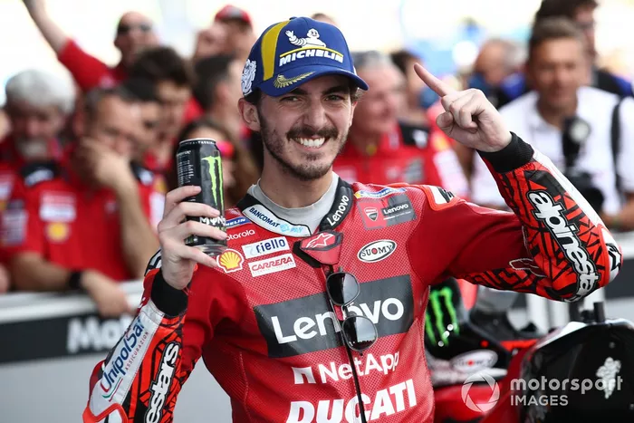 Francesco Bagnaia, del equipo Ducati, celebra su victoria