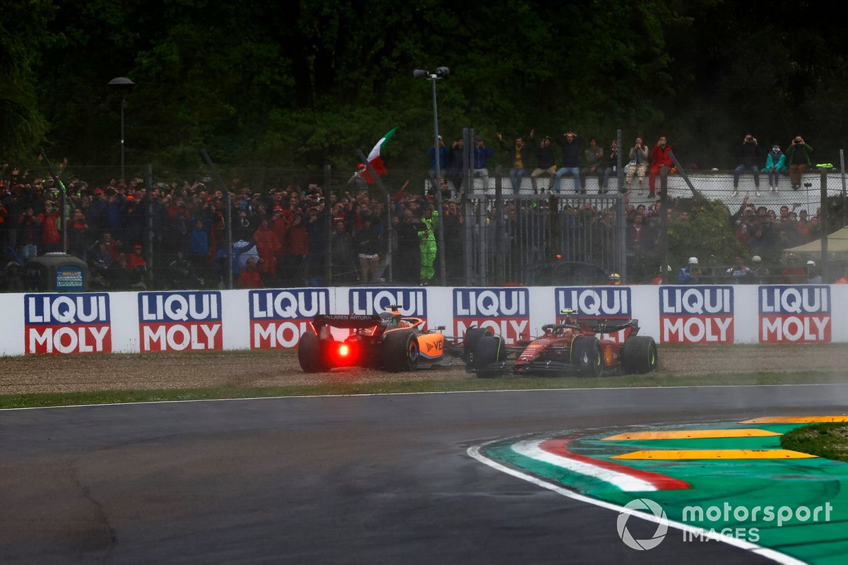 "Sainz'a çarptırıldığımı düşünmüştüm ama çarpan bendim" 1 Formula 1 Haberleri - F1 Puan Durumu Daniel Ricciardo, McLaren MCL36, Carlos Sainz Jr., Ferrari F1-75, collide on the opening lap