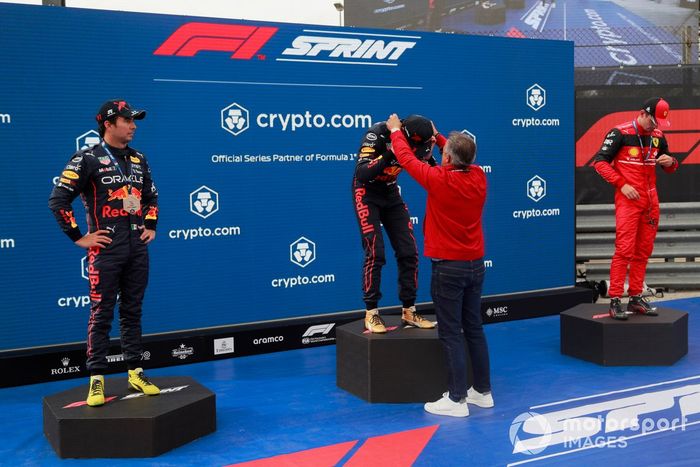 Sergio Pérez, Red Bull Racing, 3ª posición, Max Verstappen, Red Bull Racing, 1ª posición, Charles Leclerc, Ferrari, 2ª posición, en el podio de la Carrera Sprint