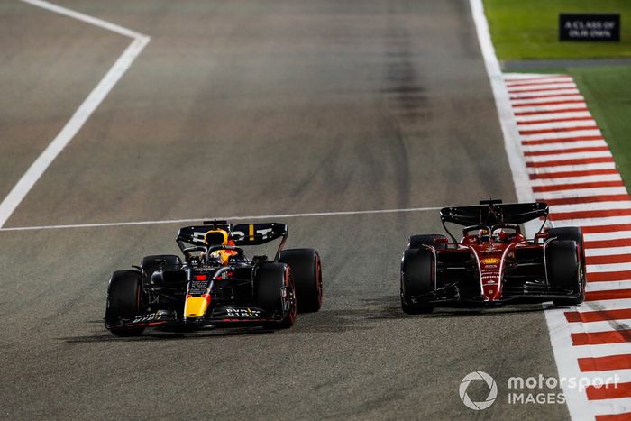 Max Verstappen, Red Bull Racing RB18, lucha con Charles Leclerc, Ferrari F1-75